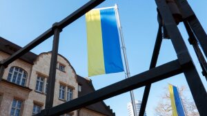Ukrainische Flagge vor dem Hauptgebäude der Universität Jena, die die „Invisible University for Ukraine“ unterstützt.