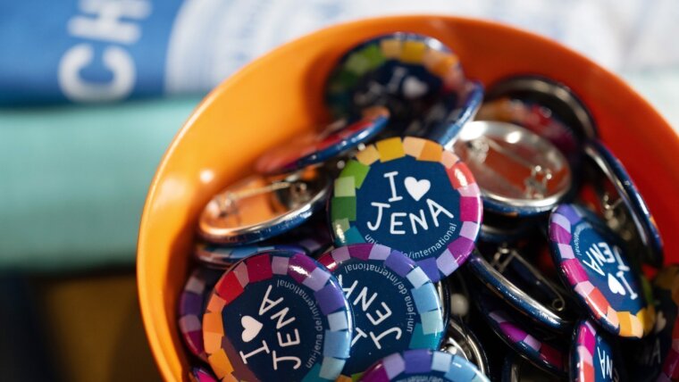 Bunte Buttons des Internationalen Büro "I love Jena"