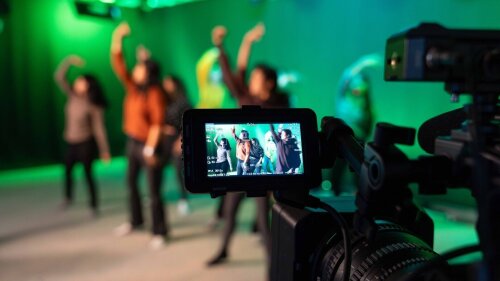 Tänzerinnen und Tänzer im Studio des Multimediazentrums