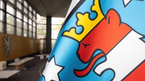 Die Landesdienstflagge Thüringens im Landtag