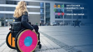 Frau im Rollstuhl auf dem Campus