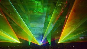 Die "Highlights der Physik" gastieren zum zweiten Mal in Jena. Hier zu sehen die Licht-Show von 2015 in der Sparkassenarena.