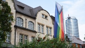 Progress-Flagge am Universitätshauptgebäude