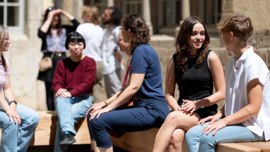 Zwei Studierende unterhalten sich auf dem UHG-Campus