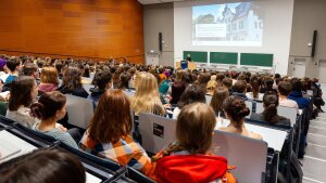 Studierende im vollbesetzten Hörsaal 1 der Universität Jena