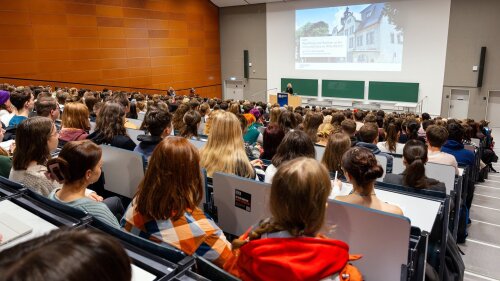 Studierende im vollbesetzten Hörsaal 1 der Universität Jena