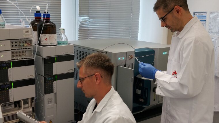 Dr. Markus Werner and Dr. Robert K. Hofstetter (right) in the laboratory.