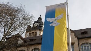 Die ukrainische Fahne mit Friedenstaube weht vor der Universität Jena.