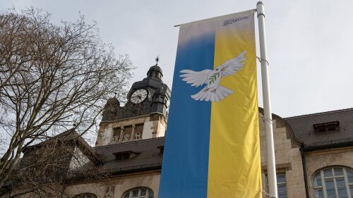 Die ukrainische Fahne mit Friedenstaube weht vor der Universität Jena.