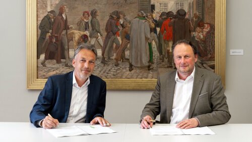 Prof. Dr. Andreas Marx, Präsident der Universität Jena (r.), und Igor Kästel, Regionalleiter der AOK PLUS, bei der Unterzeichnung des Kooperationsvertrages für ein umfassendes Gesundheitsmanagement.
