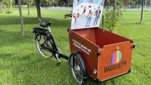 Lastenrad auf einer Wiese
