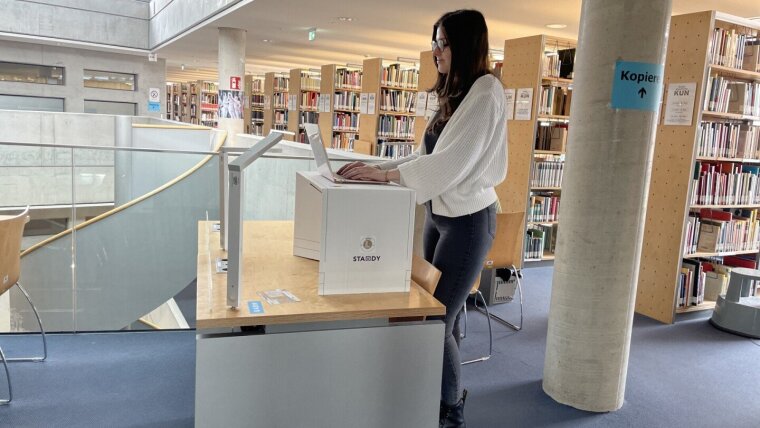 Studentin nutzt STANDY