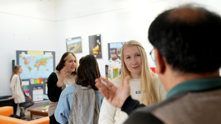 Studierende im Gespräch im Internationalen Centrum