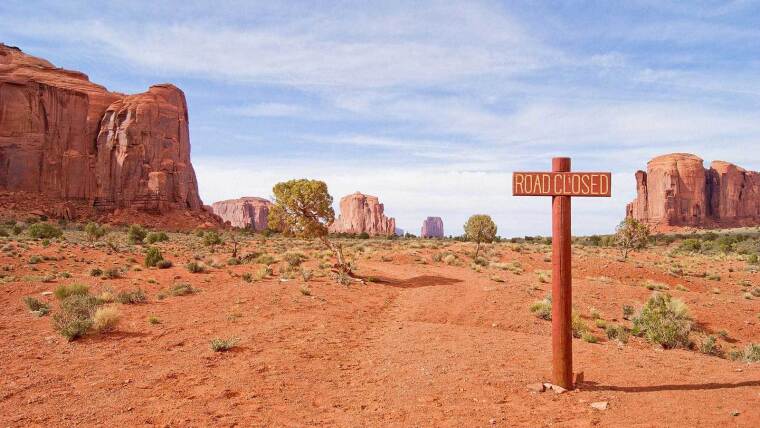 A path ends in a desert. Symbolic image for the 404 page.