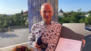 Apl. Prof. Dr. Uwe Hoßfeld erhielt die Caspar-Friedrich-Wolff-Medaille verliehen.