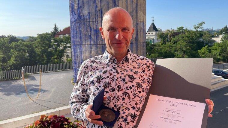 Apl. Prof. Dr. Uwe Hoßfeld erhielt die Caspar-Friedrich-Wolff-Medaille verliehen.