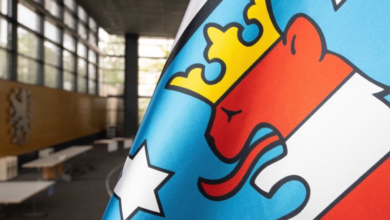 Eine Fahne mit dem Thüringer Wappen im Plenarsaal des Thüringer Landtages in Erfurt.