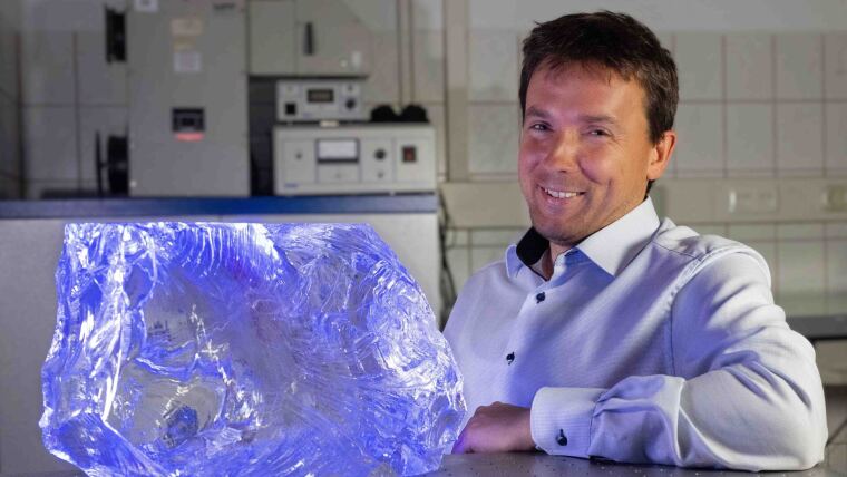 Prof. Dr.-Ing Lothar Wondraczek wurde für die Forschung zu Hybridgläsern geehrt.
