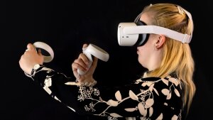 Eine Studentin testet eine VR-Brille am Lehrstuhl für Schulpädagogik und Unterrichtsforschung der Uni Jena.