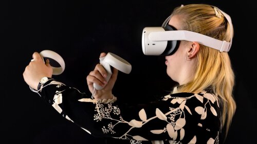 Eine Studentin testet eine VR-Brille am Lehrstuhl für Schulpädagogik und Unterrichtsforschung der Uni Jena.