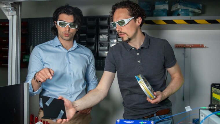 Prof. Dr. Mario Chemnitz (r.) von der Uni Jena und Mehmet Müftüoğlu erforschen am Leibniz-IPHT neue Ansätze für eine sichere Quantenkommunikation über Glasfaser.