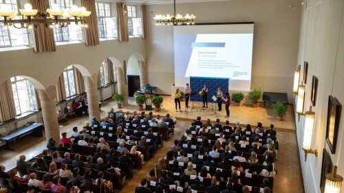 Blick in die Aula während der Festveranstaltung zum Schillertag am 27. Juni 2025.
