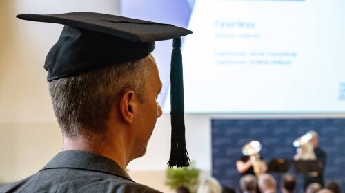 A doctoral hat is worn during the Schiller Day ceremony at the University of Jena. Standardised, stable and reliable framework conditions for doctoral studies are the main objective of UniWind e. V.
