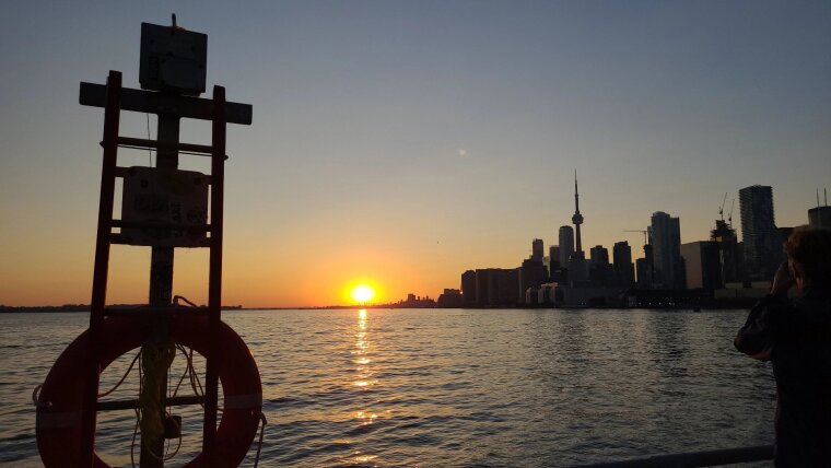 Sonnenuntergang vor der Skyline in Toronto