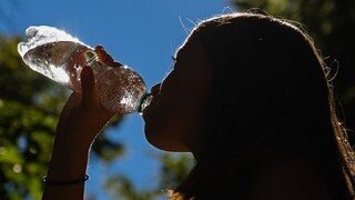 Personenumriss mit Trinkflasche bei Sommerwetter