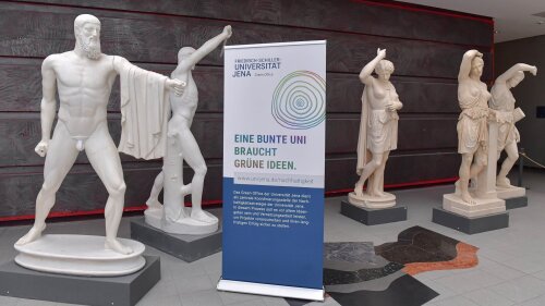 Foyer im Campusgebäude der Uni Jena. Die Universität setzt sich im Verbund mit den anderen staatlichen Thüringer Hochschulen aktiv für eine nachhaltige Entwicklung ein.