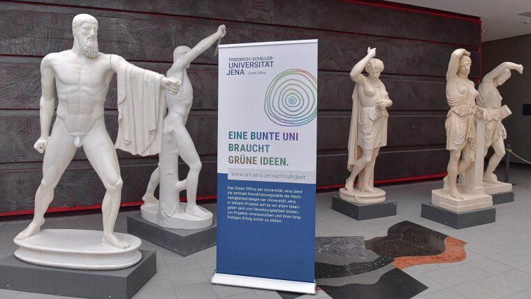 Foyer im Campusgebäude der Uni Jena. Die Universität setzt sich im Verbund mit den anderen staatlichen Thüringer Hochschulen aktiv für eine nachhaltige Entwicklung ein.