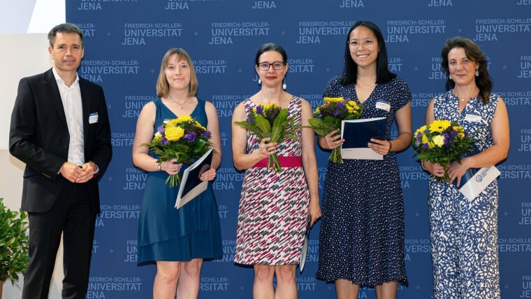 v.l.: Vizepräsident Thomas Pertsch, Riccarda Funk, Jana George (in Vertretung für Luisa Lehning), Ngoc Dong Nhi Vo , Ivonne Löffler