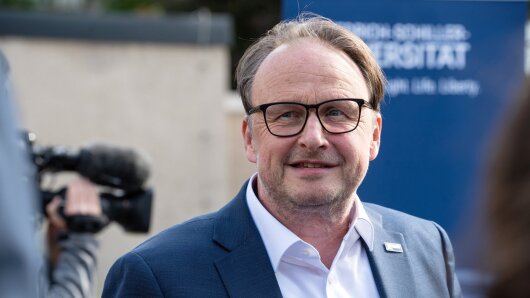 Porträtaufnahme von Prof. Dr. Andreas Marx im Botanischen Garten der Uni Jena