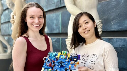 Zwei Teilnehmerinnen präsentieren ihre Vision für die Exzellenzuniversität