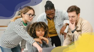 Studierende arbeiten gemeinsam am Computer