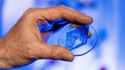 Kristall einer Kupferverbindung, mit der das Team um Prof. Dr. Winfried Plass seine Untersuchungen zu Spin-Zuständen in Molekülen durchgeführt hat.