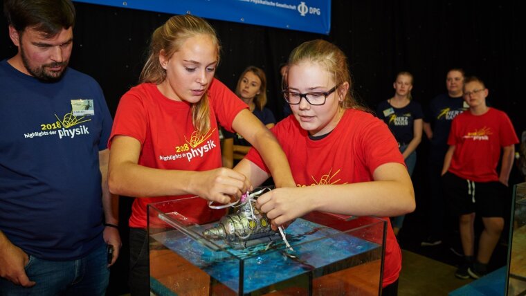 Schülerinnen und Schülern aus ganz Deutschland sind eingeladen, ihre Projekte bei den "Highlights der Physik" in Jena zu präsentieren, wie hier 2018 in Dortmund.