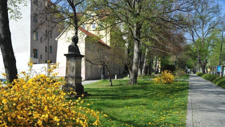 Der Fürstengraben in Jena im Frühling und Sicht auf Statue