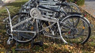 Sammlung verschiedener Fahrräder, teilweise reparaturbedürftig
