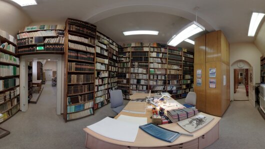 Bibliotheksräumlichkeiten mit verschiedenen Gegenständen