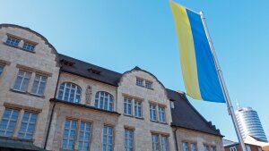 Eine ukrainische Flagge vor dem Jenaer Universitätshauptgebäude – Symbol für die enge Kooperation.