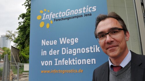 Der InfectoGnostics Forschungscampus Jena startet in die dritte Förderphase; Vorstandssprecher Prof. Dr. Jürgen Popp freut sich auf sieben neue Projekte.