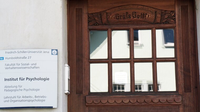 Alte Tür zum Institut für Psychologie an der Uni Jena