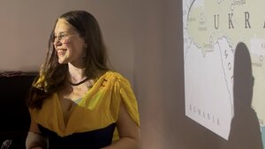 Solomiya moderierte die internationale Quiz-Night