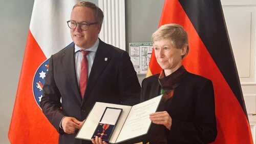 Die Onkologin Prof. Dr. Jutta Hübner (r.) wurde von Ministerpräsident Mario Voigt mit dem Bundesverdienstkreuz ausgezeichnet.