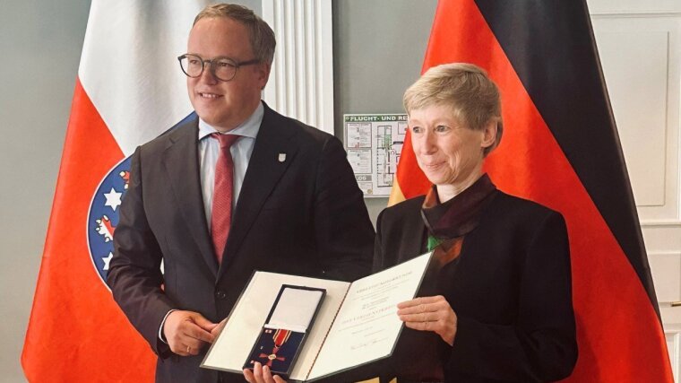 Oncologist Prof. Dr Jutta Hübner (right) was awarded the Federal Cross of Merit by the thuringian Minister President Mario Voigt.