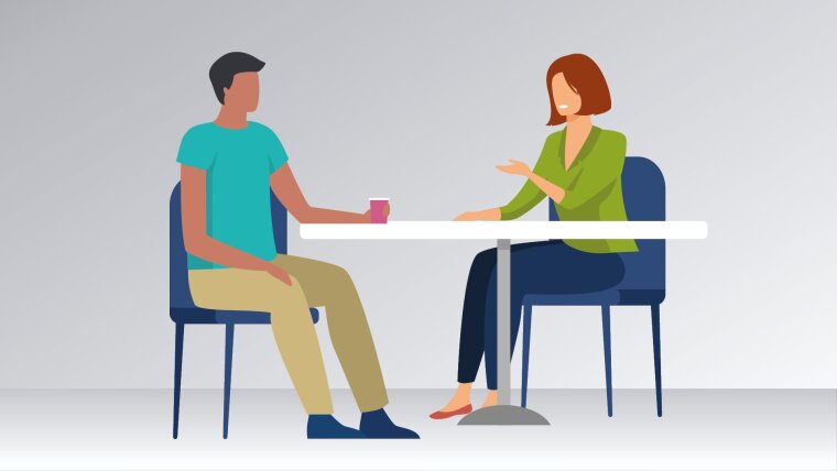 Personen am Tisch im Gespräch