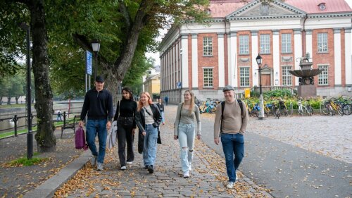 Studierende laufen durch Turku