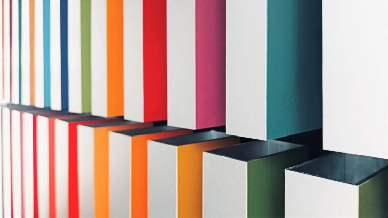 Detailed view of the bright aluminium elements in the faculty colours on the future east façade