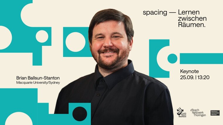 Porträtfoto von Brian Ballsun-Stanton vor grafischem Hintergrund. Text: „spacing – Lernen zwischen Räumen. Keynote 25.09. | 13:20“